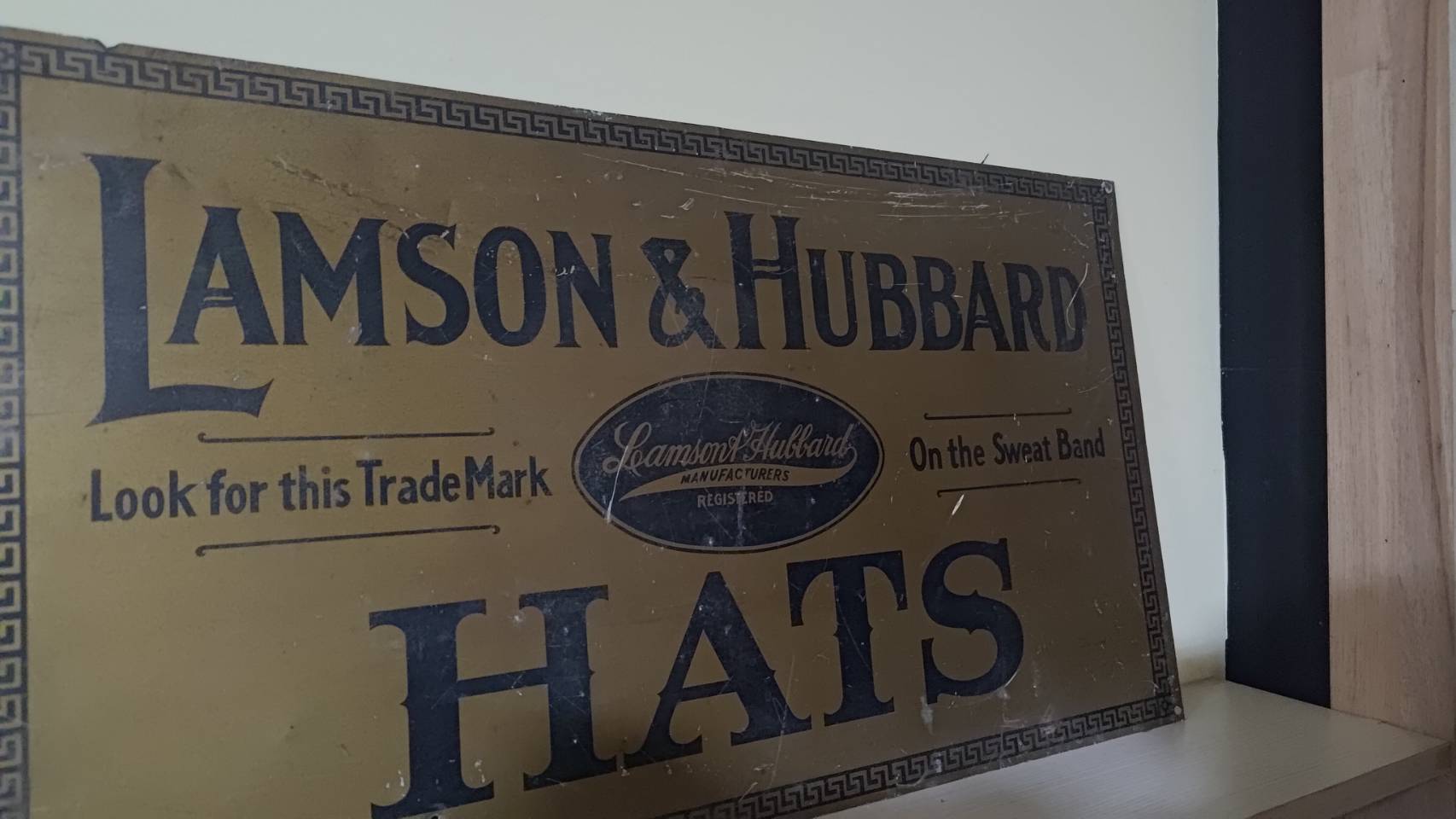 Lamson and Hubbard Hats sign - Lamson and Hubbard 帽子招牌